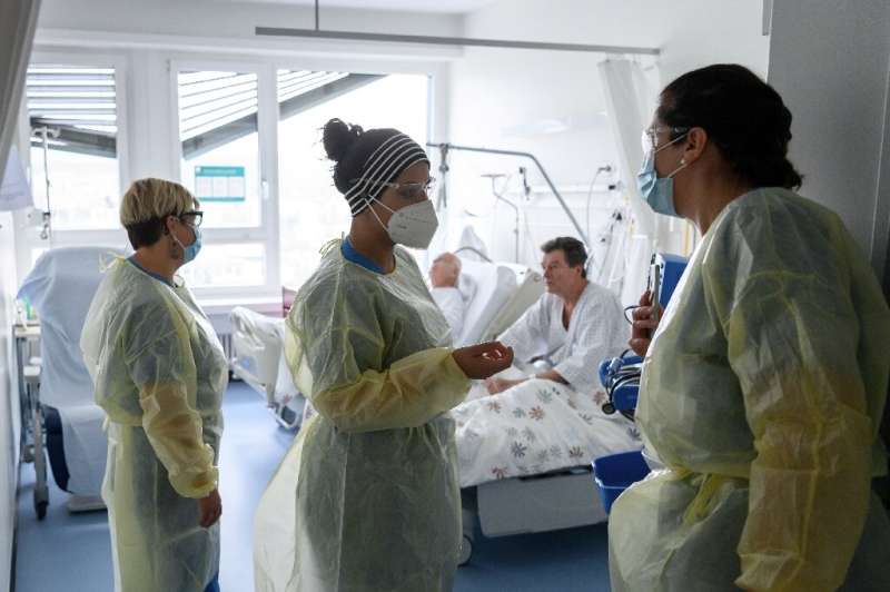 Intensive care units in Switzerland are at the limit of their regular bed capacity, a medical association warned.