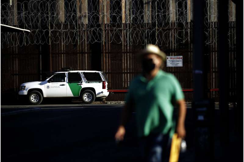 Mexico to keep US border closed to non-essential travel