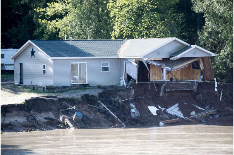 Michigan flood displaces thousands, threatens Superfund site