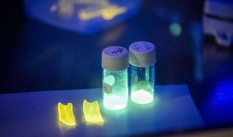 New “smart” polymer glows brighter when stretched