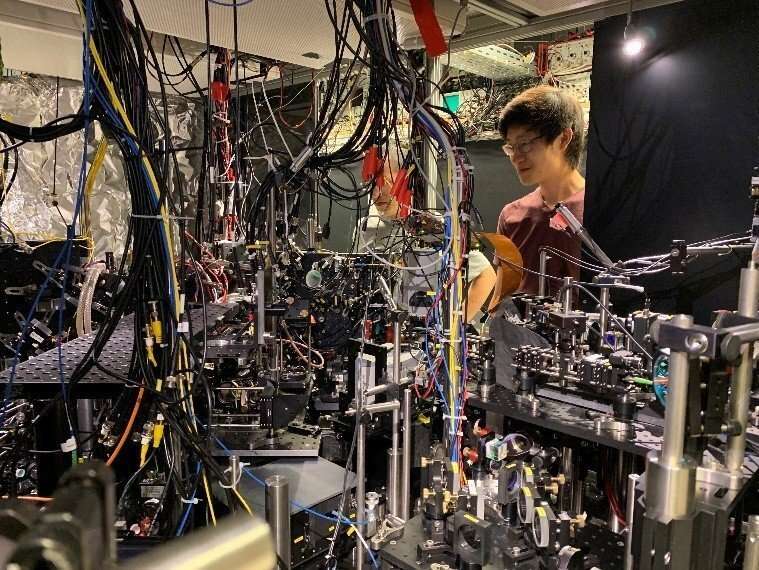 Physicists engineer an optical mirror made of only a few hundred atoms