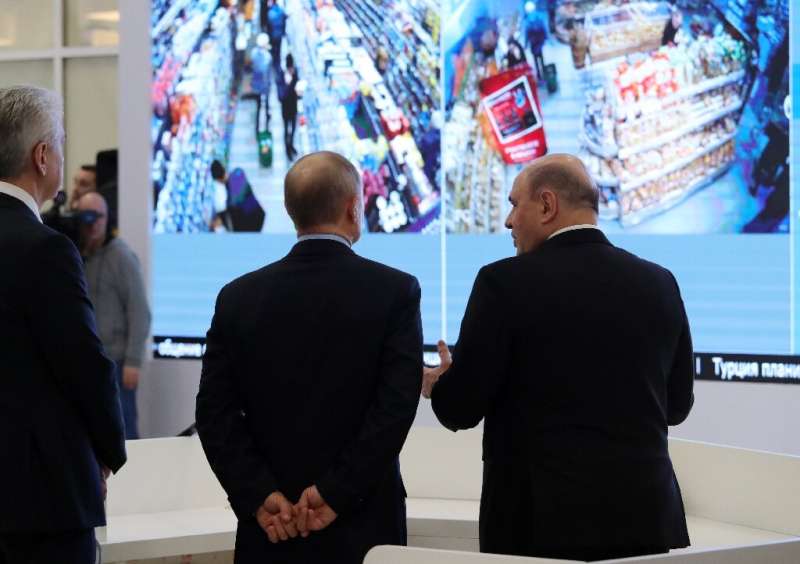 President Vladimir Putin has toured a hi-tech centre set up to monitor the virus situation and Russia's response