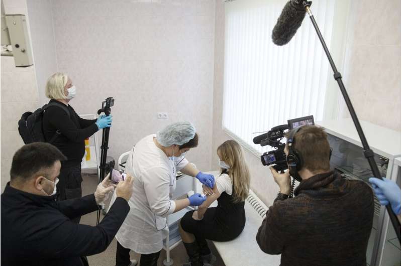 Russia’s COVID-19 vaccine rollout draws wary, mixed response