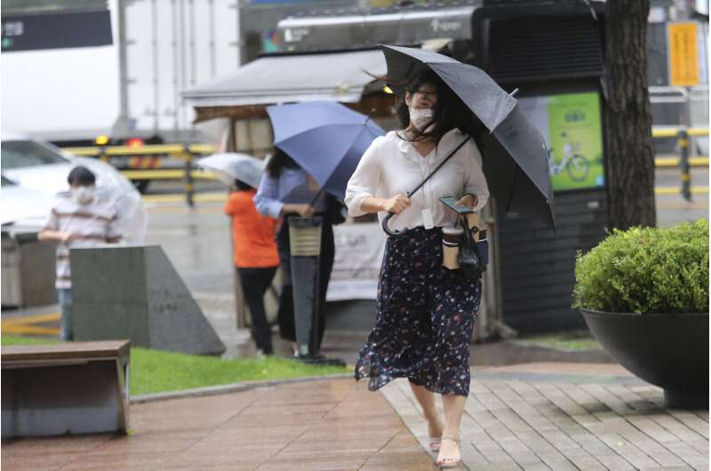 Typhoon damages buildings, floods roads on Korean Peninsula