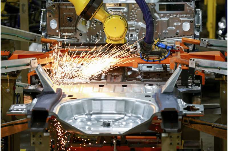 US auto factories likely to stay closed another 2 weeks