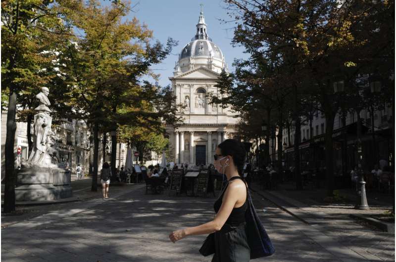 Virus risk looming at overcrowded French universities