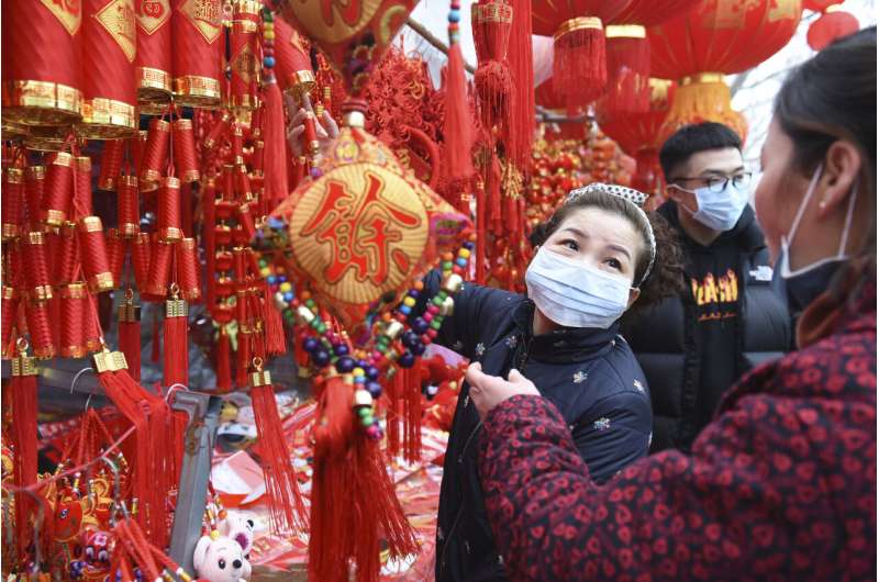 China expands lockdown against virus, fast-tracks hospital