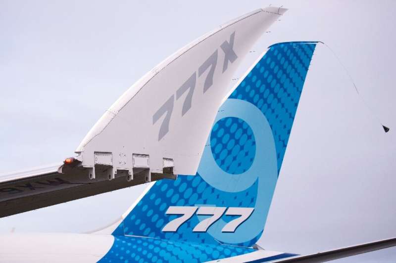 Ein Flugzeug vom Typ Boeing 777X rollt vor dem Start zu seinem Erstflug im Paine Field in Everett, Washington in den Vereinigten Staaten