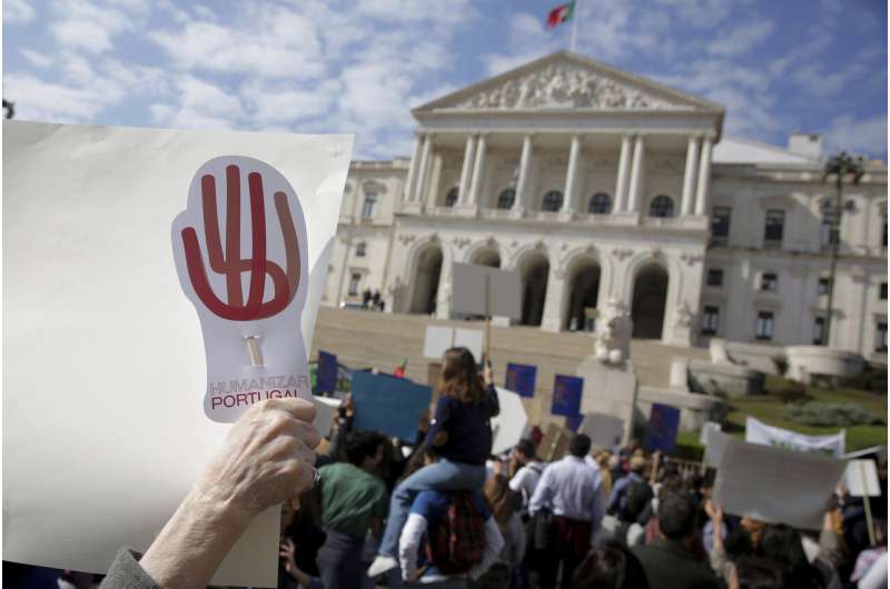 Amid protests, Portugal lawmakers vote to allow euthanasia