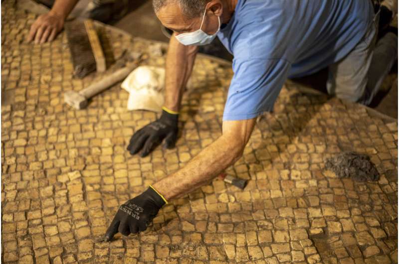 Dig near Jerusalem's Western Wall yields 'puzzling' chambers