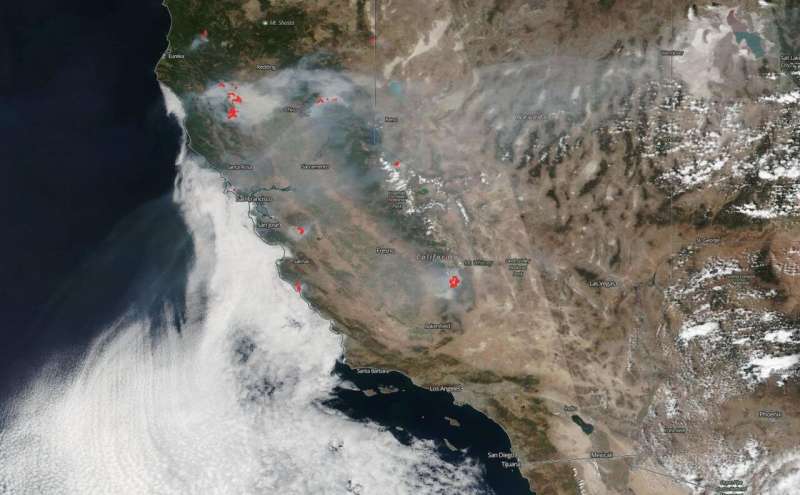 NOAA/NASA's Suomi NPP satellite shows two views of California's smoky skies