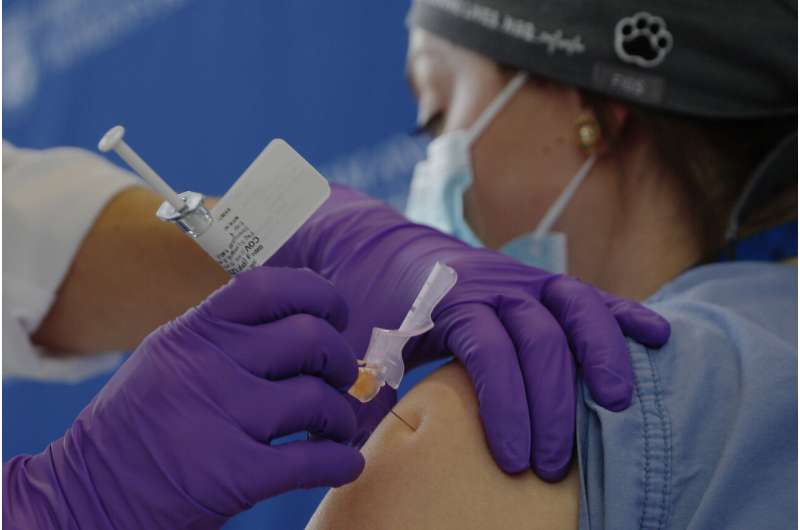 卫生官员轨道安全COVID-19疫苗推出