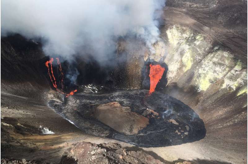 Volcano erupts on Hawaii's Big Island, draws crowds to park