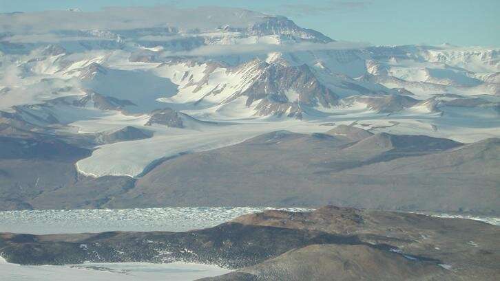 Ancient mountains recorded in Antarctic sandstones reveal potential links to global events