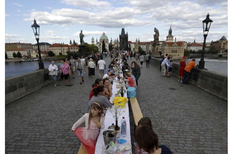 Czechs enter 2nd lockdown to avoid health system collapse