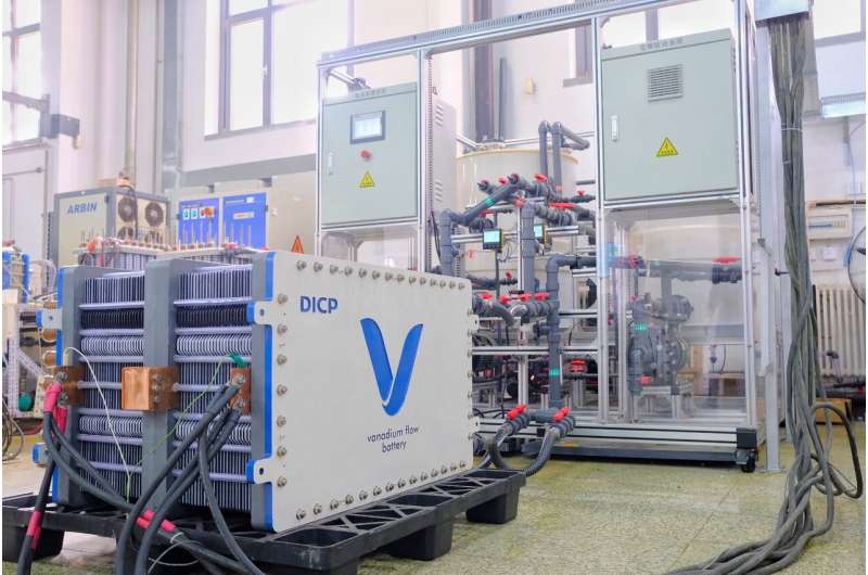 Scientists develop low-cost, high power density vanadium flow battery stack