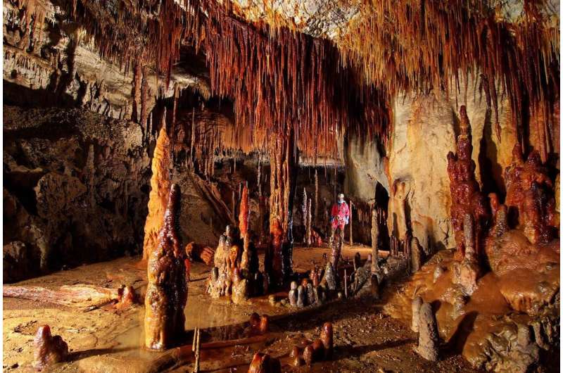 Possible relationship between the red color of stalagmites and paleoclimatic changes