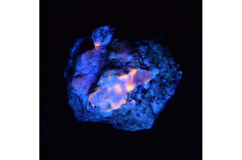 Researchers unravel the secrets of how natural stone glows in the dark