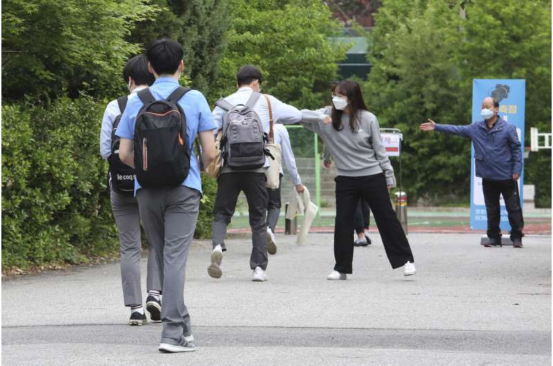 South Koreans return to school amid virus outbreak