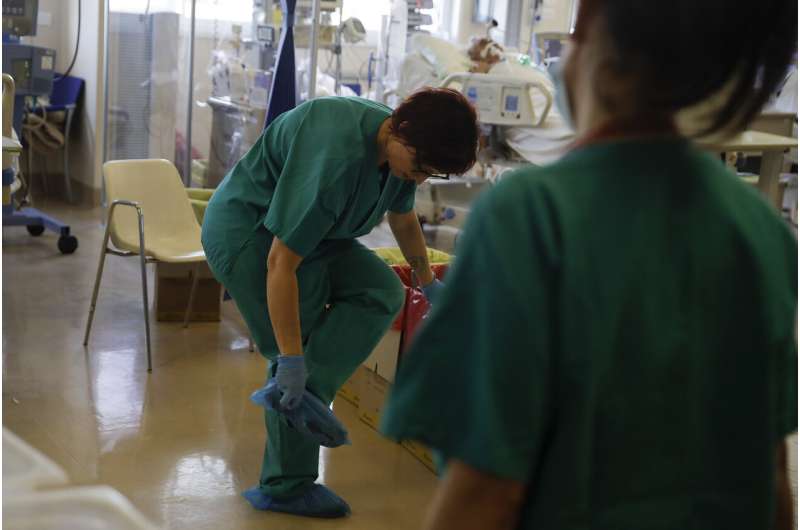 Italian hospitals face breaking point in fall virus surge