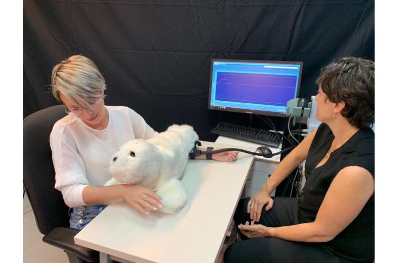 A furry social robot can reduce pain and increase happiness -- Ben-Gurion University researchers