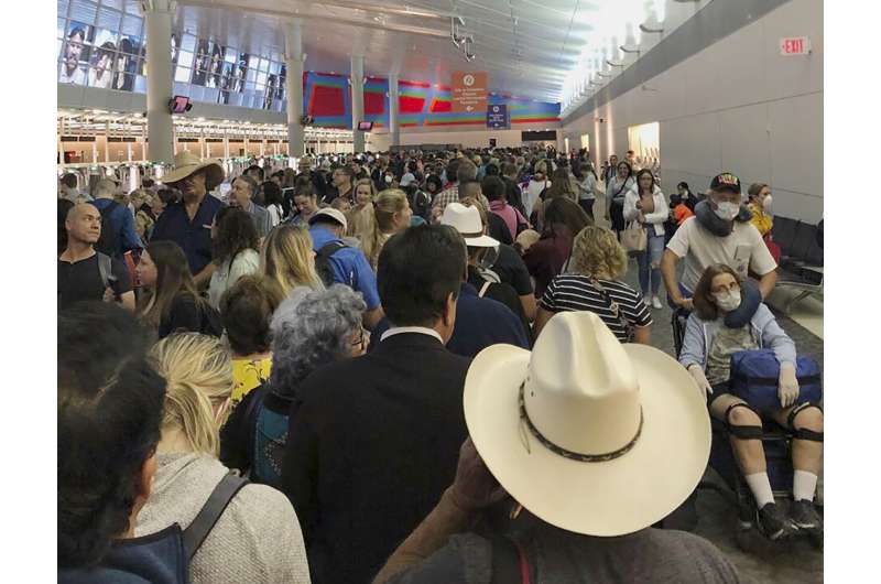 Americans return to long waits for screenings at US airports