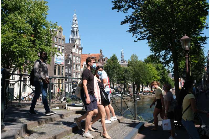 Amsterdam, Rotterdam order use of masks in busy streets