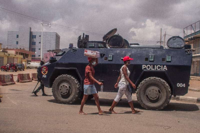 安哥拉部署了特种警察乘坐装甲车巡逻罗安达街道，以执行抗冠状病毒法规