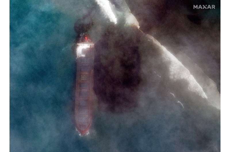 Attempts to stabilise the stricken vessel and pump 4,000 tonnes of fuel from its hold have failed