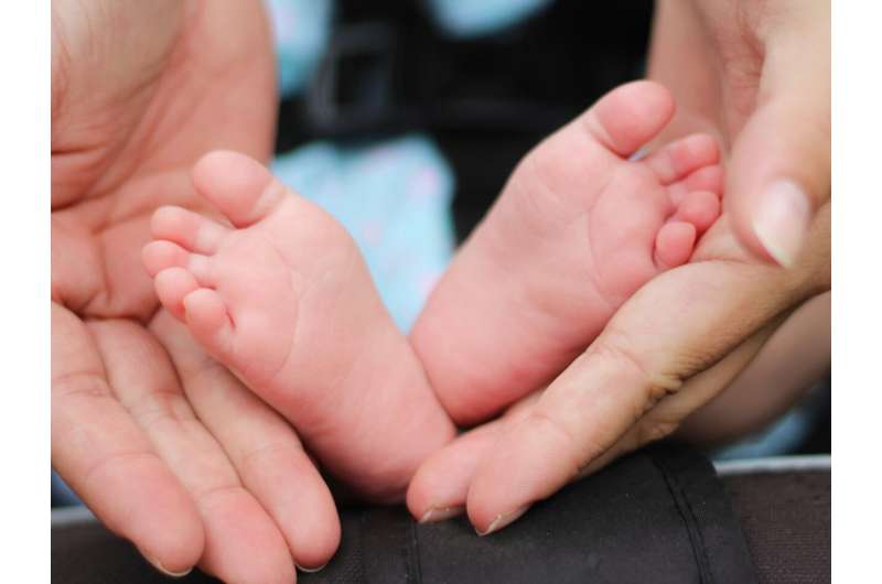 Cesarean出生的婴儿在儿童时期感染有关住院风险增加