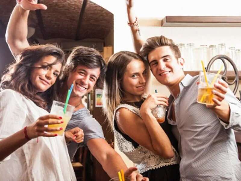 年轻的成年人真的'岁月'的沉重饮酒吗？