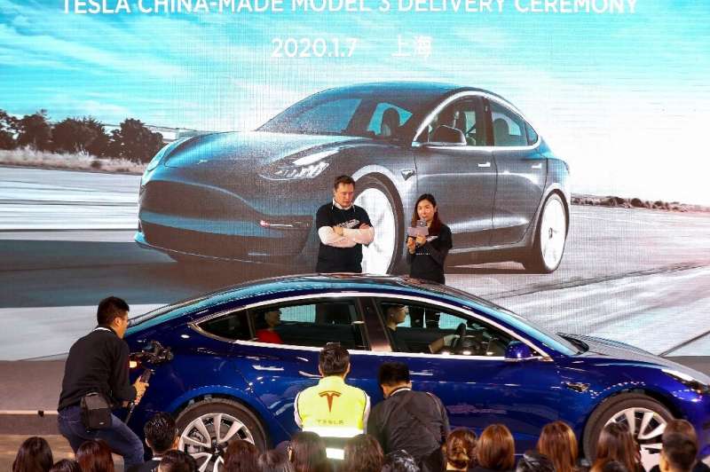 Elon Musk ha supervisionato la consegna ai clienti del primo lotto di auto Tesla Model 3 made in China