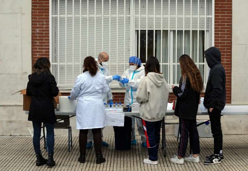 2020年12月17日，卫生人员为一项冠状病毒传播研究收集了马德里一所学校学生的唾液样本