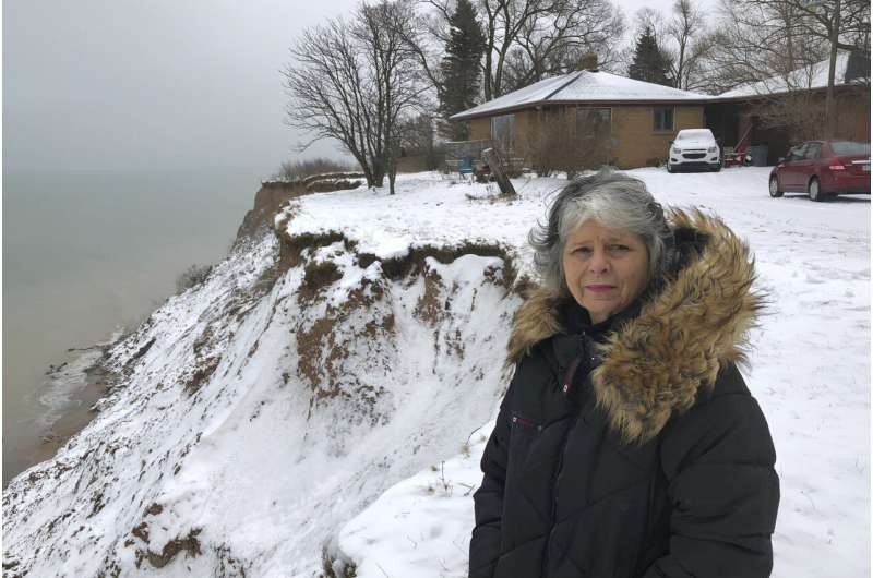 High water wreaks havoc on Great Lakes, swamping communities