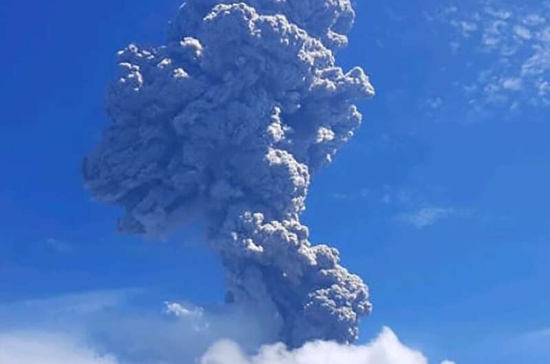Indonesia's Mount Ili Lewotolok erupted Sunday, belching a column of smoke and ash four kilometres (2.5 miles) into the sky