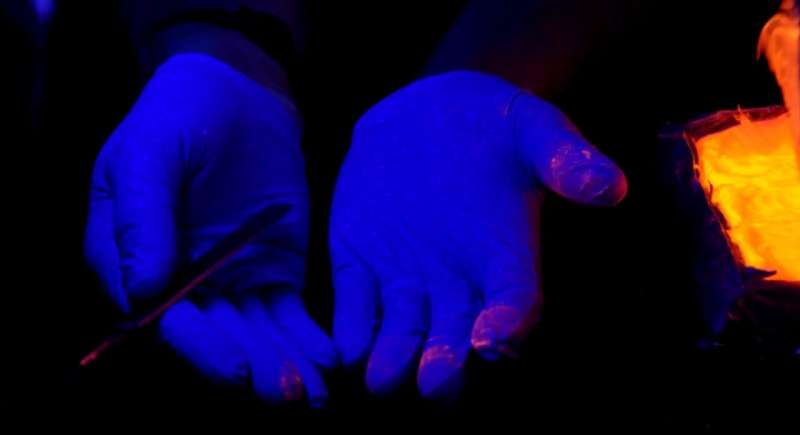 In glowing colors: Seeing the spread of drug particles in a forensic lab