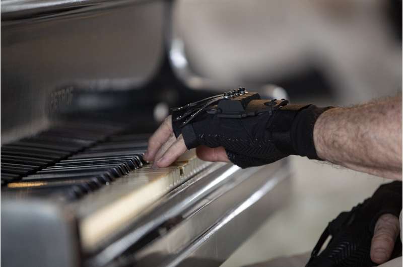 'Magic' gloves let acclaimed Brazilian pianist play again