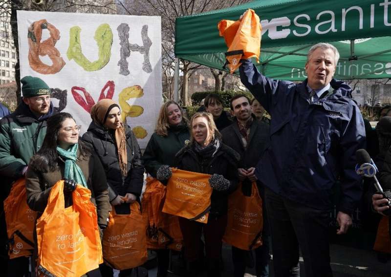 New York Mayor Bill de Blasio distributes reusable bags on February 28, 2020 ahead of the statewide ban on plastic bags