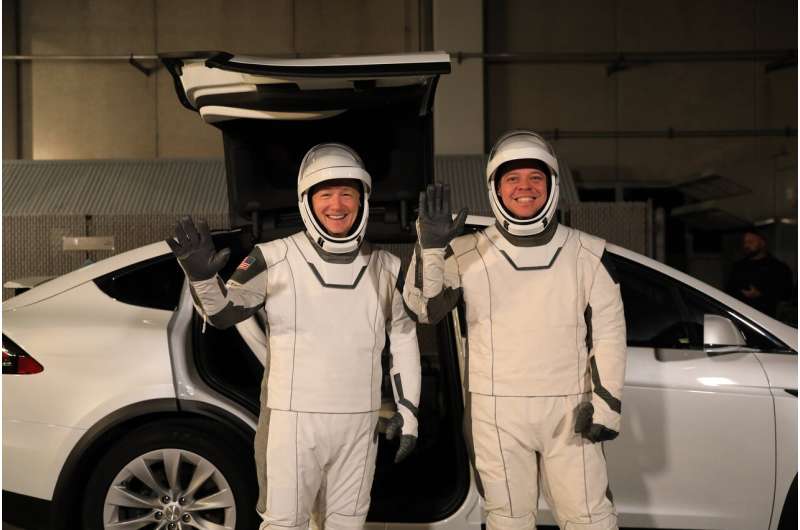 No astrovans for SpaceX, crews riding to rockets in Teslas