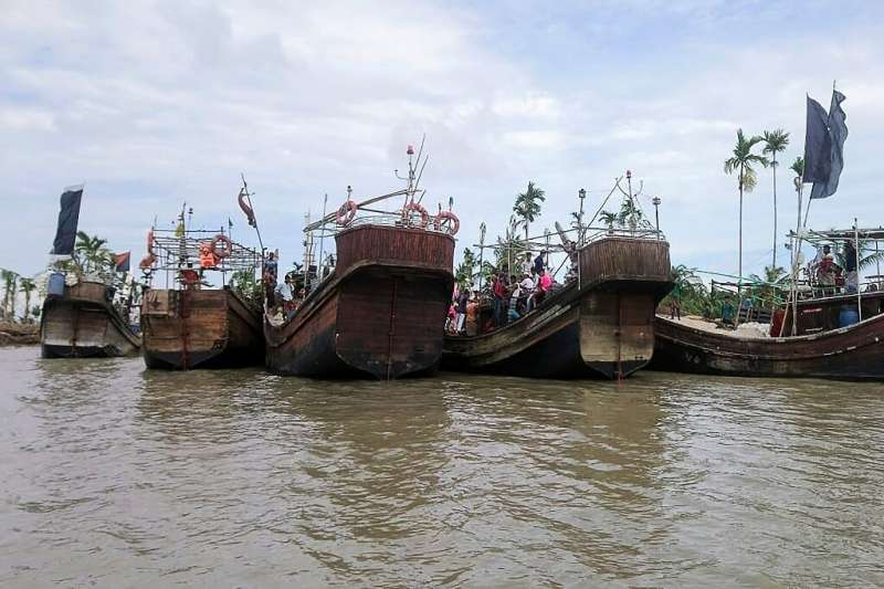 Residents from Dhalchar village being evacuated in fishing trawlers on the island of Bhola as Cyclone Amphan barrels towards Ban