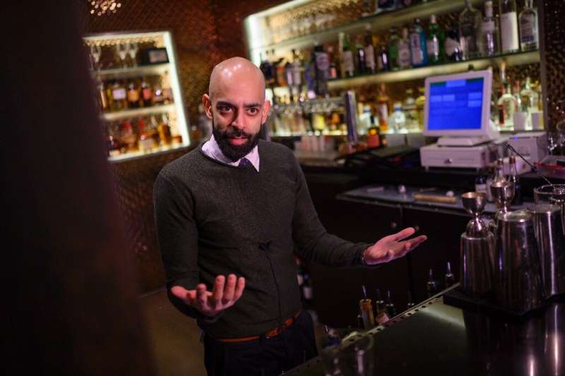 Rohit Malhotra, manager du bar &quot;speakeasy&quot; le Capo, qui a créé un cocktail en l'honneur d'Anthony Fauci, à Washington,