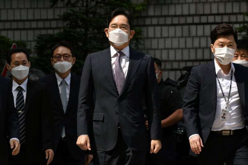 Samsung heir Lee Jae-yong (C) arrives at court for a hearing that rejected detaining him in connection with a controversial merg