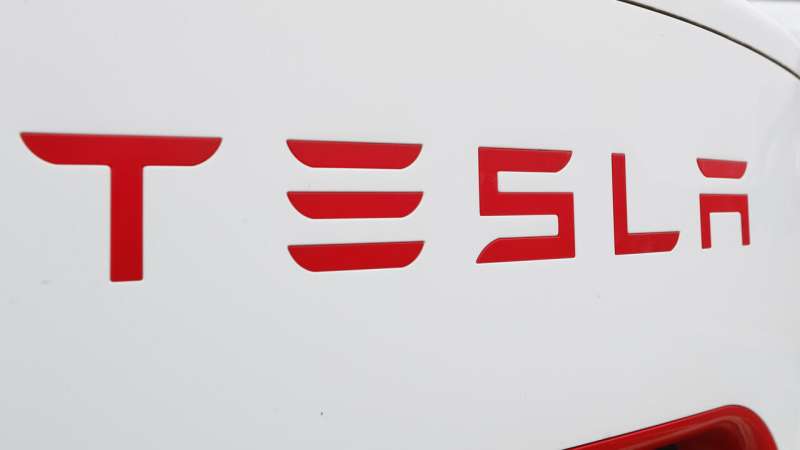 Tesla ekes out small 1Q net profit, surprising Wall Street