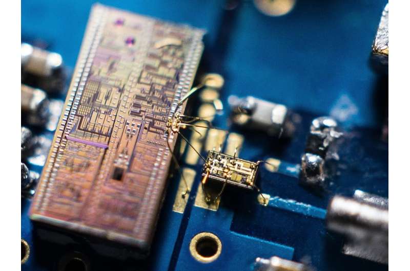 Tiny device enables new record in super-fast quantum light detection