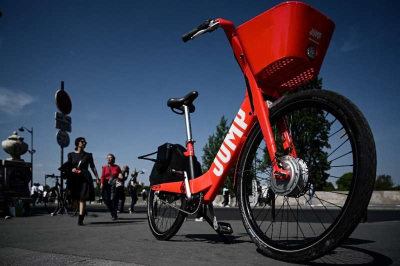 Uber's Jump electric bikes and scooters will be managed by micromobility rival Lime under a tie-up between the two companies