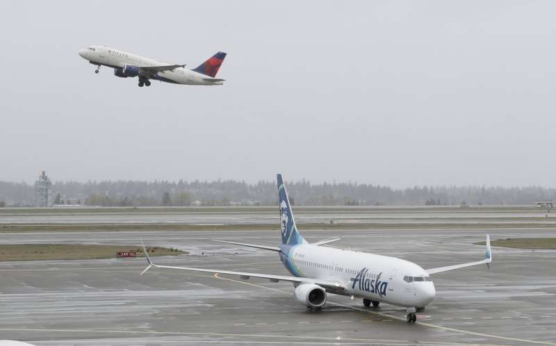 US airlines seek billions in aid as outbreak cripples travel