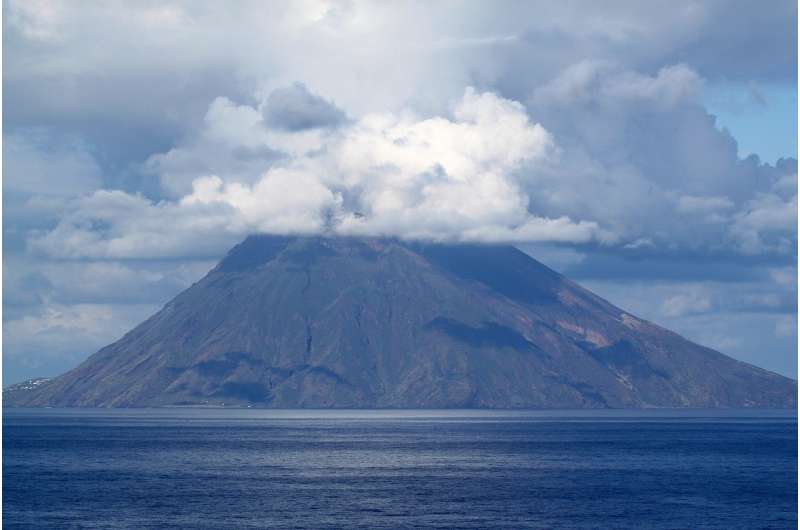 Using a volcano's eruption 'memory' to forecast dangerous follow-on explosions