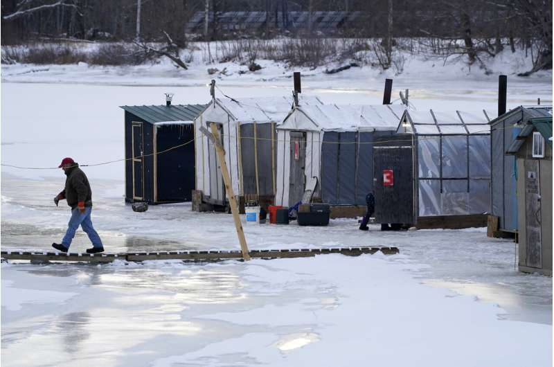 Late ice cramps anglers' appetite, research of crucial fish