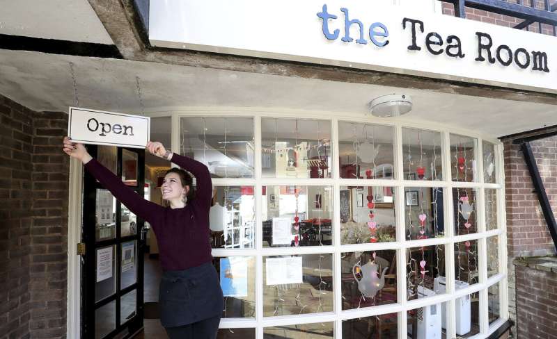 英国解除病毒封锁，酒吧和理发店将重新开放