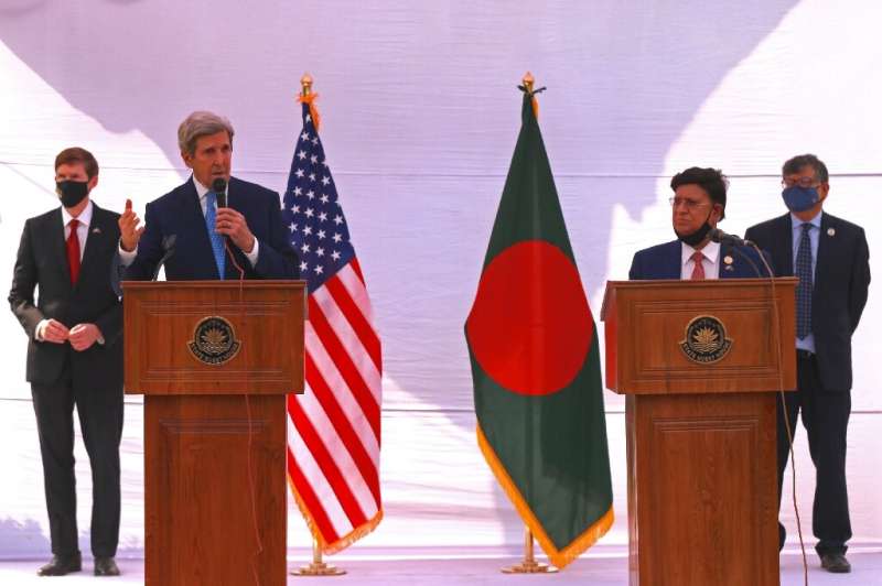 US climate envoy John Kerry speaks with Bangladesh's Foreign Minister AK Abdul Momen in Dhaka in April 2021